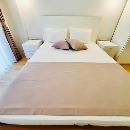 Eine Wunderschone Mit Pool Und Garten Apartment